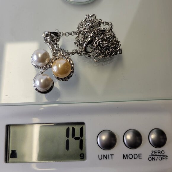 Three Pearl Pendant Necklace - Picture 9 of 10